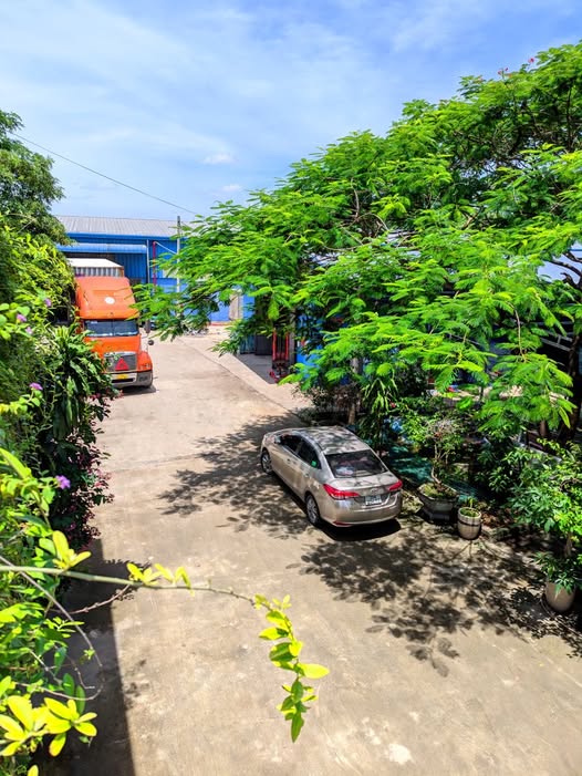 Loading container for exporting to customers